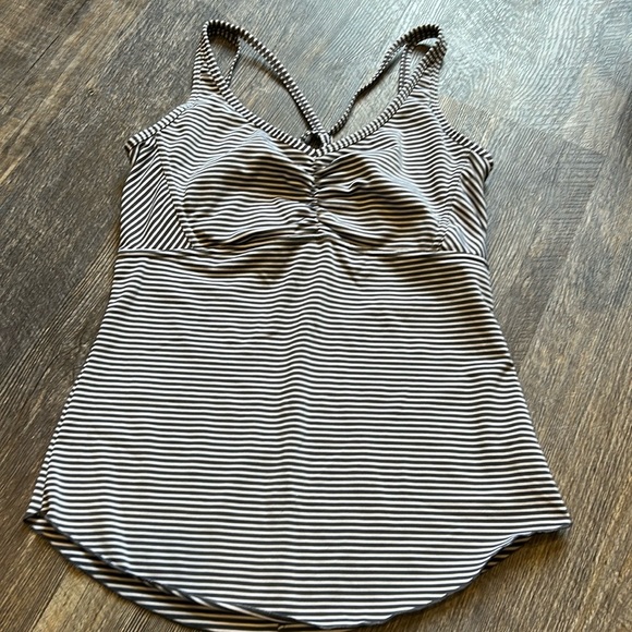 Set of 3. 1 Fabletics pants small and 2 Prana shirts size S and sp workout gear - Picture 3 of 13